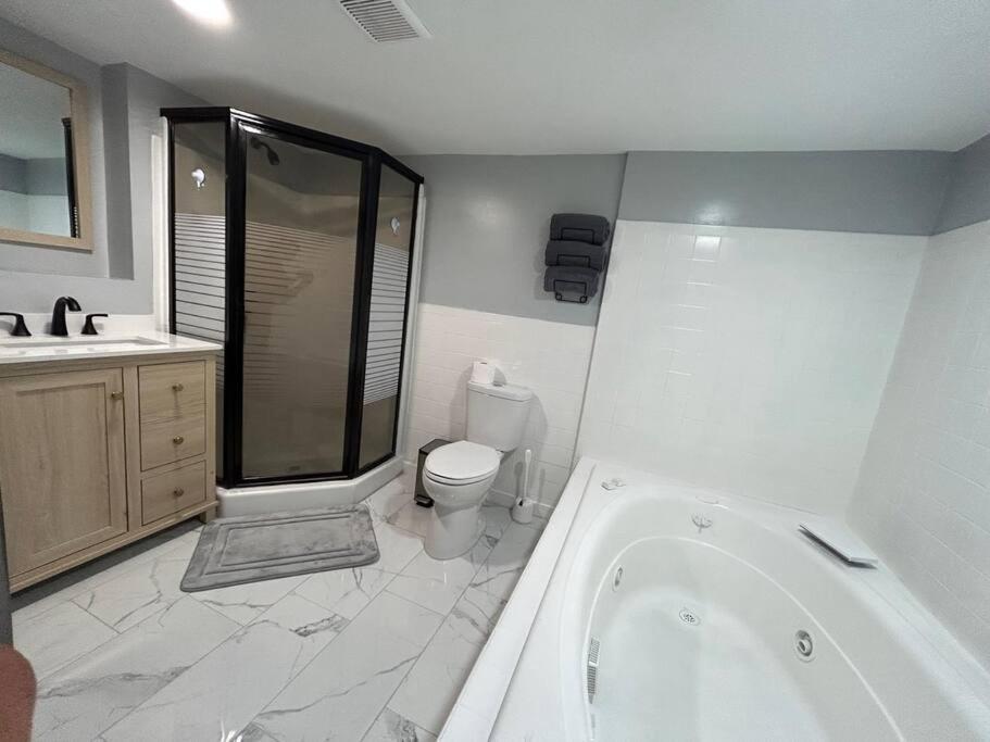 Comfy Lower Lvl Apt With Jetted Tub Near Uptown And Unc Σάρλοτ Εξωτερικό φωτογραφία