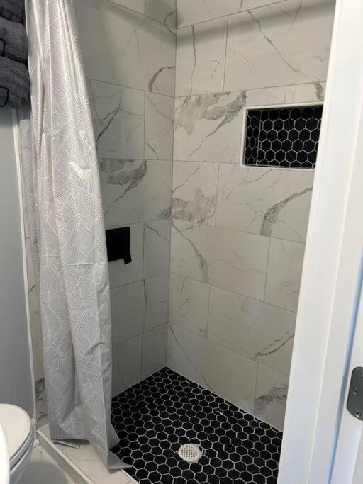 Comfy Lower Lvl Apt With Jetted Tub Near Uptown And Unc Σάρλοτ Εξωτερικό φωτογραφία